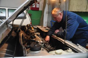 Эксперт Баканов назвал главные угрозы для авто при проезде глубокой лужи